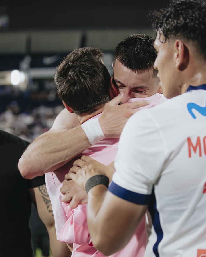 乐鱼app-热泪盈眶！利马联盟球员与梅西换球衣后落泪，球员右腿有梅西文身